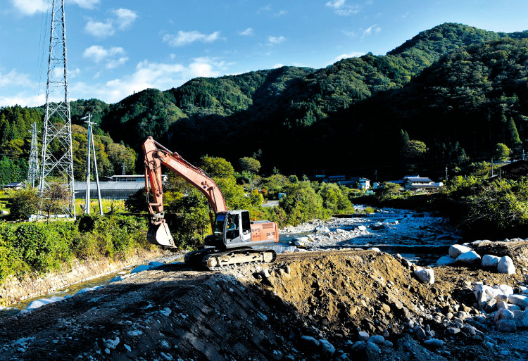 正在进行木曽川水系的河川修复工程的zx200