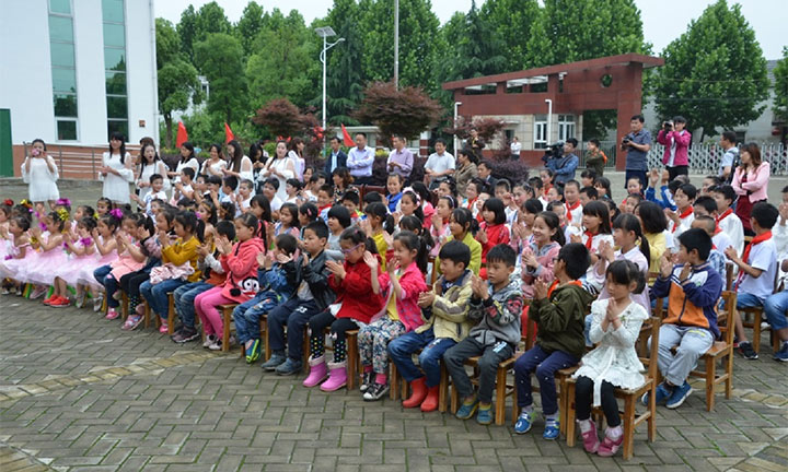 日立建机宋岗希望小学师生对日立建机（中国）有限公司一行到访表示热烈欢迎