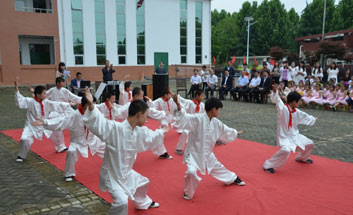 日立建机宋岗希望小学学生文艺表演