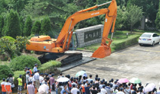 日立建机员工家属观看公司二十年前生产下线的第一台设备（1号机）表演